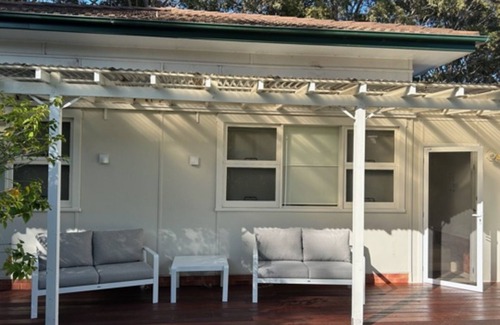 Sanctuary Point House | Waterfront Retreat with Retro Charm & Free WiFi - Rated 9.8