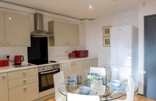 Lincoln House | Discover The Imp’s Pad - Off Steep Hill with Private Parking