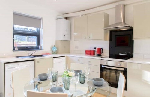 Lincoln House | Discover The Imp’s Pad - Off Steep Hill with Private Parking