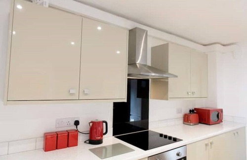 Lincoln House | Discover The Imp’s Pad - Off Steep Hill with Private Parking