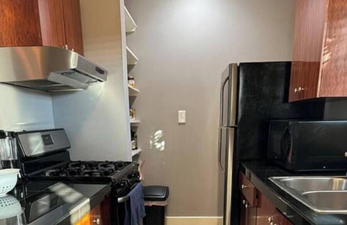 Greater East End Apartment | The Independant [Bottom Floor]