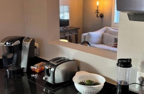 Greater East End Apartment | The Independant [Bottom Floor]