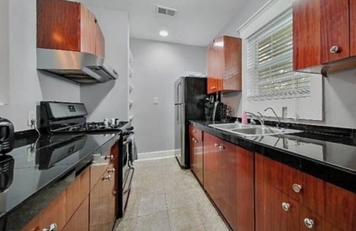 Greater East End Apartment | The Independant [Bottom Floor]