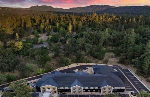 Oakhurst Hotel | Discover The Inelle, Oakhurst Yosemite: Pet-Friendly Retreat