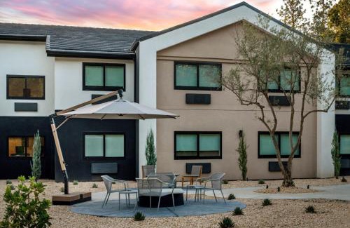 Oakhurst Hotel | Discover The Inelle, Oakhurst Yosemite: Pet-Friendly Retreat
