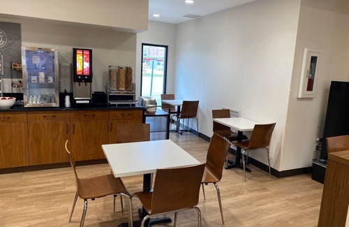 Abingdon Hotel | Comfortable Clarion Pointe Abingdon with Pool & Breakfast