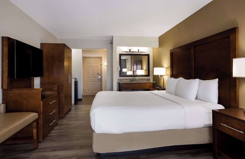 Sevierville Hotel | Highly Rated Inn at Apple Valley with Pool & Breakfast