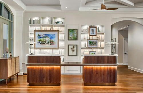 Celebration Hotel | Welcoming Celebration Hotel: Family-Friendly & Pet Friendly