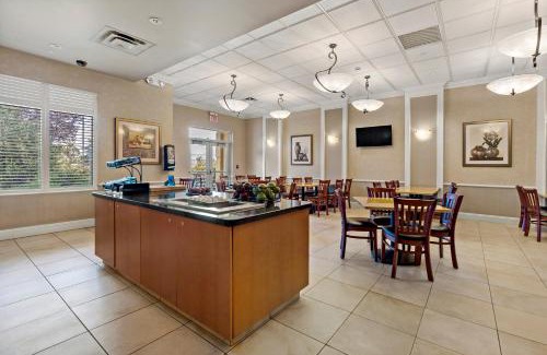Charles Town Hotel | Comfortable Retreat at The Inn at Charles Town & Casino
