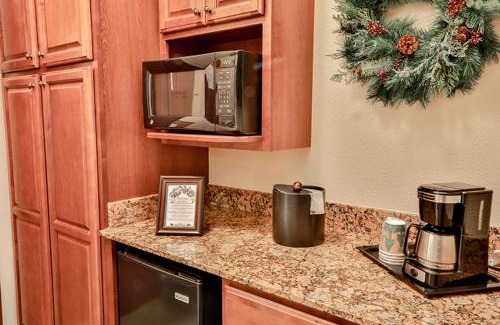 Pigeon Forge Hotel | Experience The Inn at Christmas Place: Oceanfront Bliss