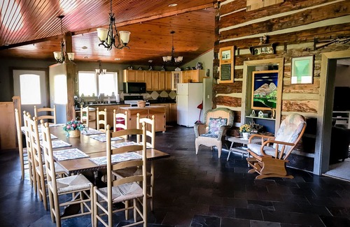 Covington Cabin | Idyllic Inn at Cliff View: Mountain Escape with Spa & Pool