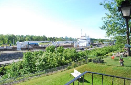 Thorold Hotel | Welcoming Stay at The Inn At Lock Seven with Family Amenities