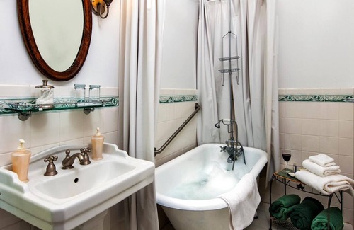 Lockeford Bed & Breakfast | Welcoming Stay at The Inn at Locke House with Breakfast