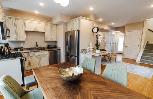 Newton Highlands Apartment | Experience The Inn at Newton Highlands with Scenic Lake Views