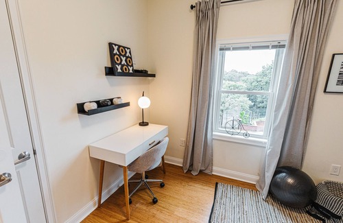 Newton Highlands Apartment | Experience The Inn at Newton Highlands with Scenic Lake Views