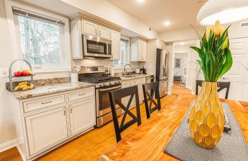 Newton Highlands Apartment | Discover The Inn at Newton Highlands - 4-Star Family Retreat