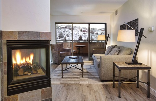 Edwards Hotel | Elegant Getaway at The Inn at Riverwalk with Spa & Pool