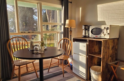 Little River Hotel | Relax at The Inn at Schoolhouse Creek with Spa & Breakfast