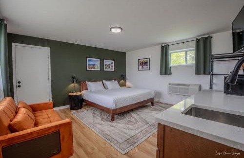 St Ignace Hotel | Discover The Inn at Shady Pines - Pet & Child Friendly Stay