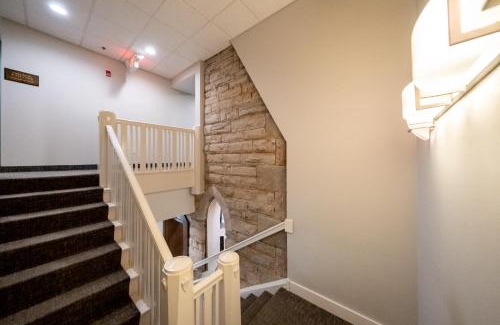 Faribault Hotel | Inviting Inn at Shattuck - St. Mary's with Pet-Friendly Options