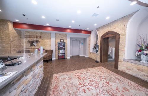 Faribault Hotel | Inviting Inn at Shattuck - St. Mary's with Pet-Friendly Options