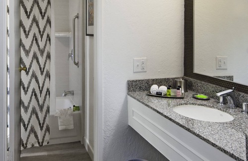 Venice Hotel | Relax at The Inn at Venice Beach with Oceanfront Amenities