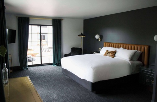 Arnolds Park Hotel | Guest Rated 8.8: The Inn Hotel with Pool & Family Friendly