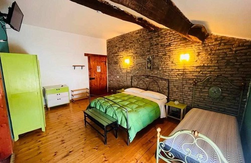 Medelana House | Top-Rated Inn of the Artists: Pet Friendly with Pool