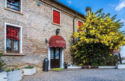 Medelana House | Top-Rated Inn of the Artists: Pet Friendly with Pool