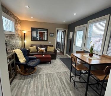 Gravenhurst Bed & Breakfast | Discover The Inn on Bay: Family-Friendly Stay with Dining