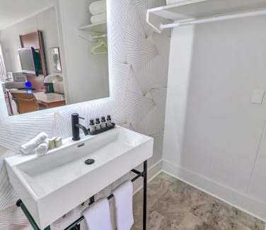 Chincoteague Hotel | Oceanfront Retreat at The Inn On Main – Rated 8.8/10