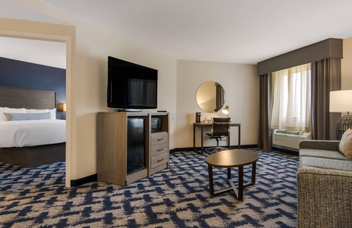 Manitowoc Hotel | Relax at The Inn on Maritime Bay with Pool & Spa Access