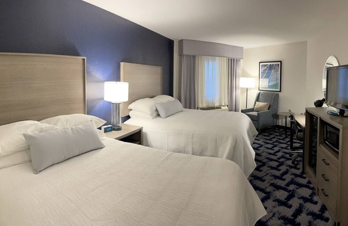 Manitowoc Hotel | Relax at The Inn on Maritime Bay with Pool & Spa Access