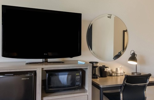 Manitowoc Hotel | Relax at The Inn on Maritime Bay with Pool & Spa Access