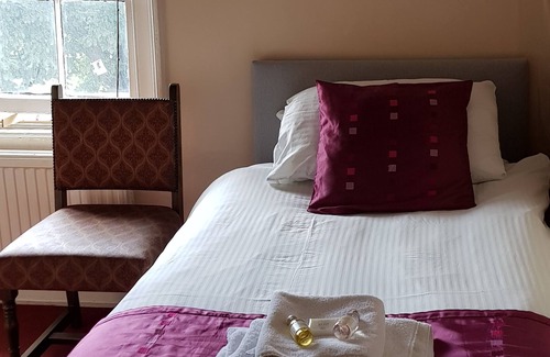 Ockley Hotel | Discover Comfort at The Inn On The Green with Pool & Dining