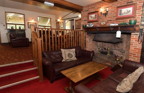Ockley Hotel | Discover Comfort at The Inn On The Green with Pool & Dining
