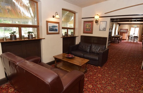 Ockley Hotel | Discover Comfort at The Inn On The Green with Pool & Dining