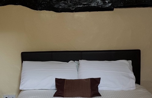 Ockley Hotel | Discover Comfort at The Inn On The Green with Pool & Dining