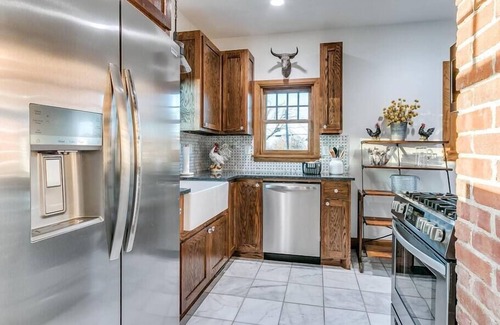 Guthrie House | Relaxing Temple View Inn with Jacuzzi and Spa Amenities