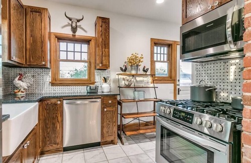 Guthrie House | Relaxing Temple View Inn with Jacuzzi and Spa Amenities