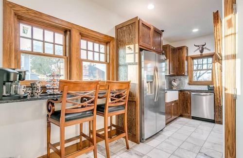 Guthrie House | Relaxing Temple View Inn with Jacuzzi and Spa Amenities