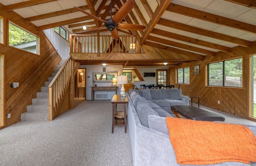 Wright City Ski Chalet | Innsbrook Oasis: Oceanfront Retreat with Pool & Breakfast!