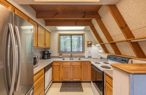 Wright City Ski Chalet | Innsbrook Oasis: Oceanfront Retreat with Pool & Breakfast!