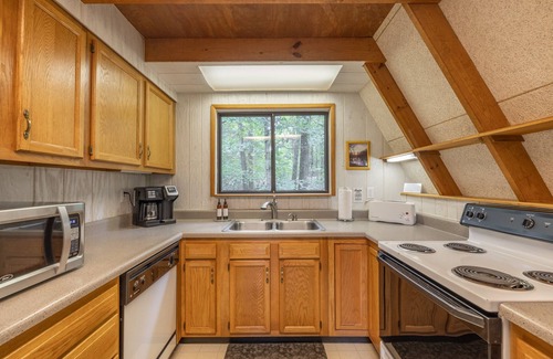 Wright City Ski Chalet | Innsbrook Oasis: Oceanfront Retreat with Pool & Breakfast!