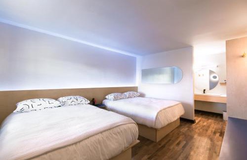 Berry Hill Hotel | Discover Family-Friendly Stays at The Iris Motel