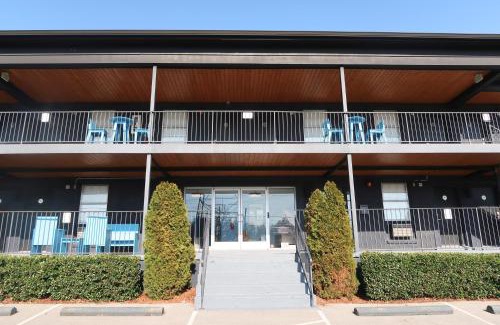 Berry Hill Hotel | Discover Family-Friendly Stays at The Iris Motel