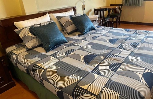 Mak Khaeng Hotel | Discover The Irish Clock: Family-Friendly Dining Awaits!