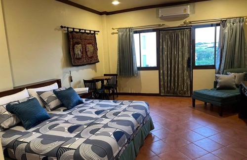 Mak Khaeng Hotel | Discover The Irish Clock: Family-Friendly Dining Awaits!