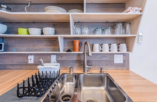 Barelas House | Explore The Iron Loft Downtown: Pet-Friendly & Spa Amenities