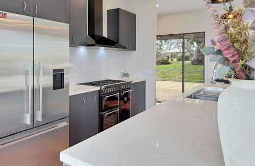 Mansfield House | The Iron Pear - Luxury with Country Views